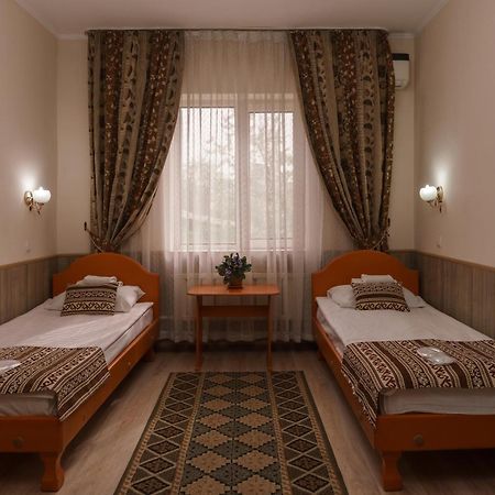 Alpinist Hotel Bishkek Exteriör bild