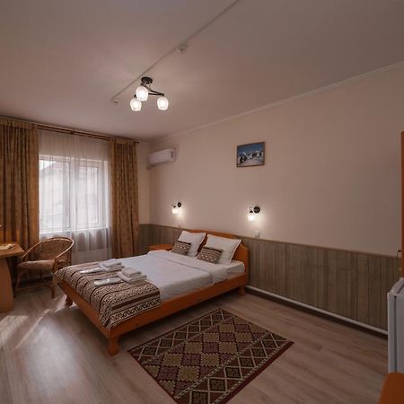 Alpinist Hotel Bishkek Exteriör bild
