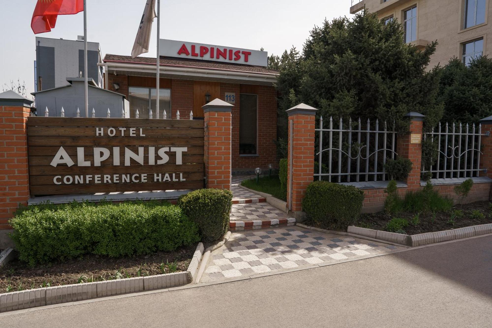 Alpinist Hotel Bishkek Exteriör bild