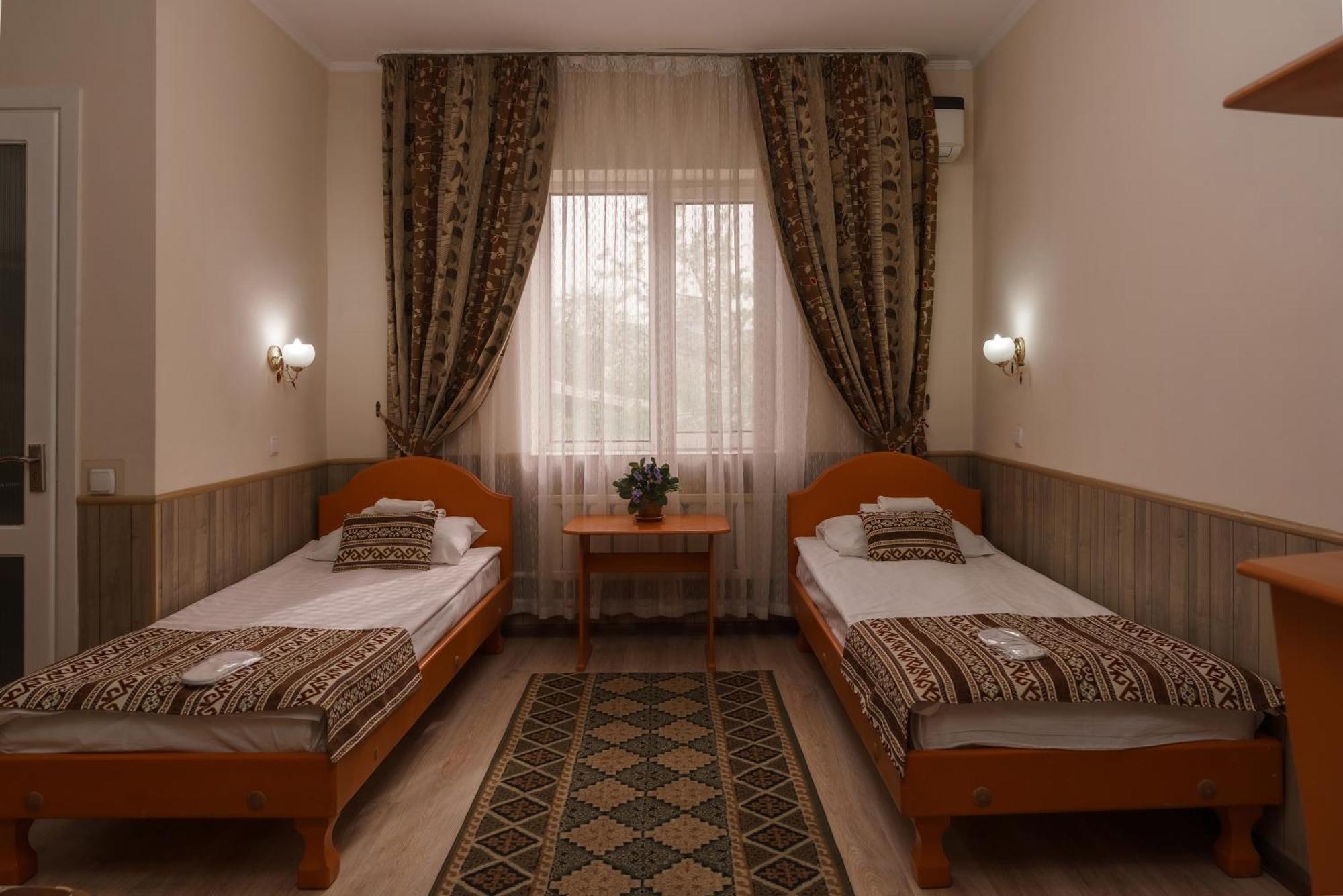 Alpinist Hotel Bishkek Exteriör bild