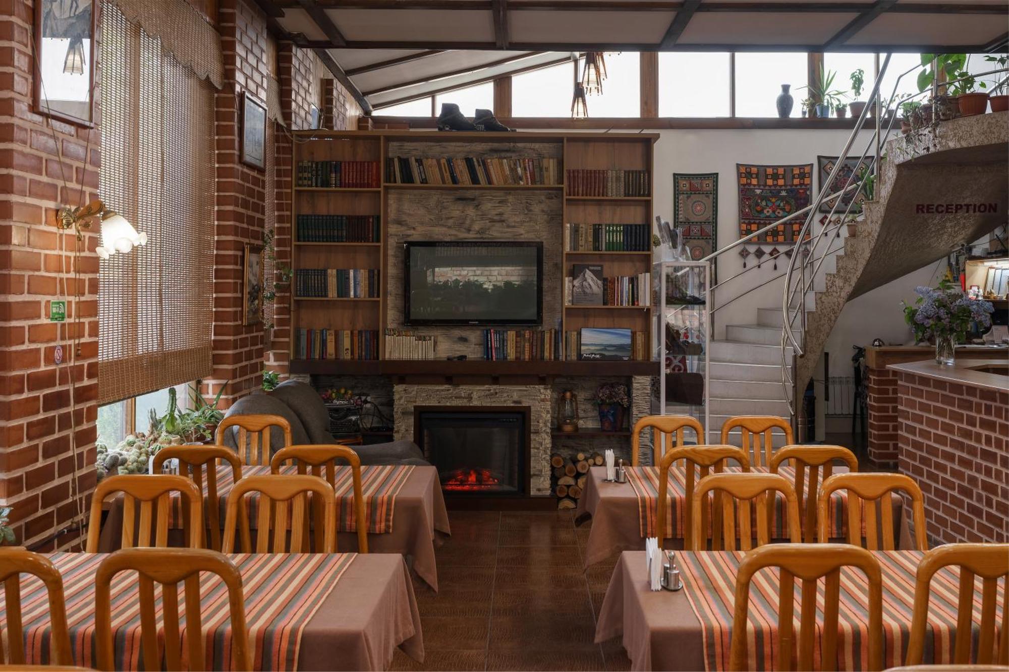 Alpinist Hotel Bishkek Exteriör bild