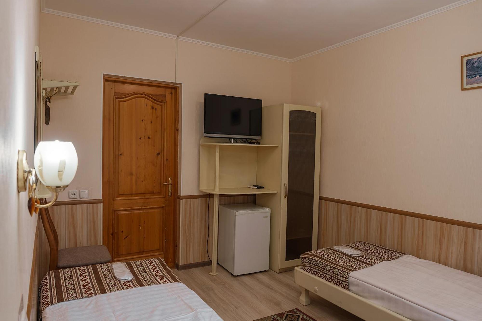 Alpinist Hotel Bishkek Exteriör bild