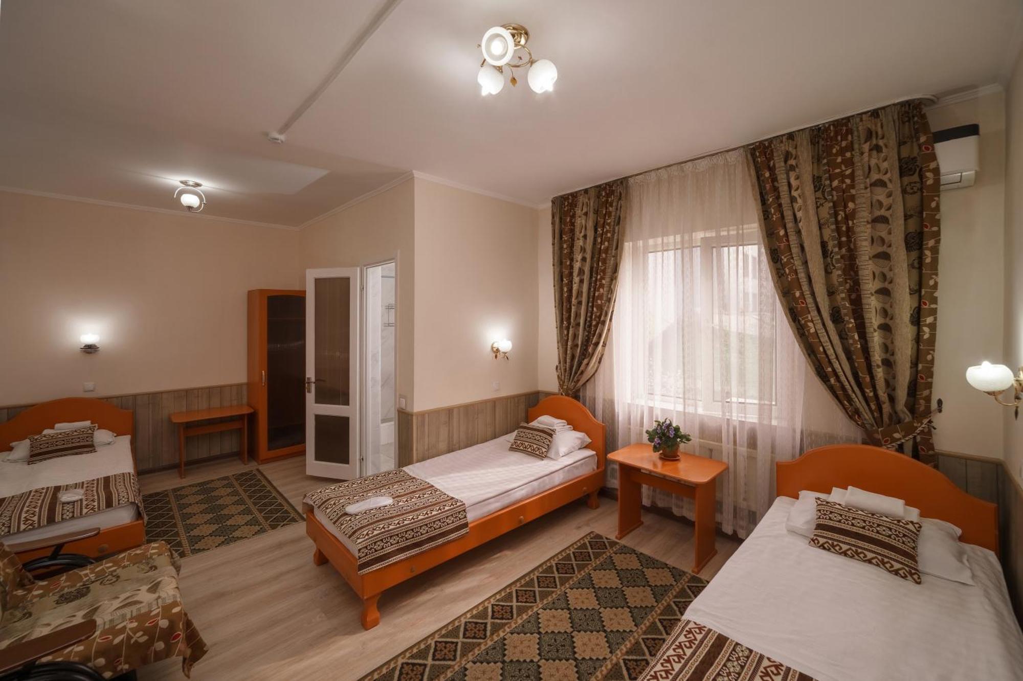 Alpinist Hotel Bishkek Exteriör bild