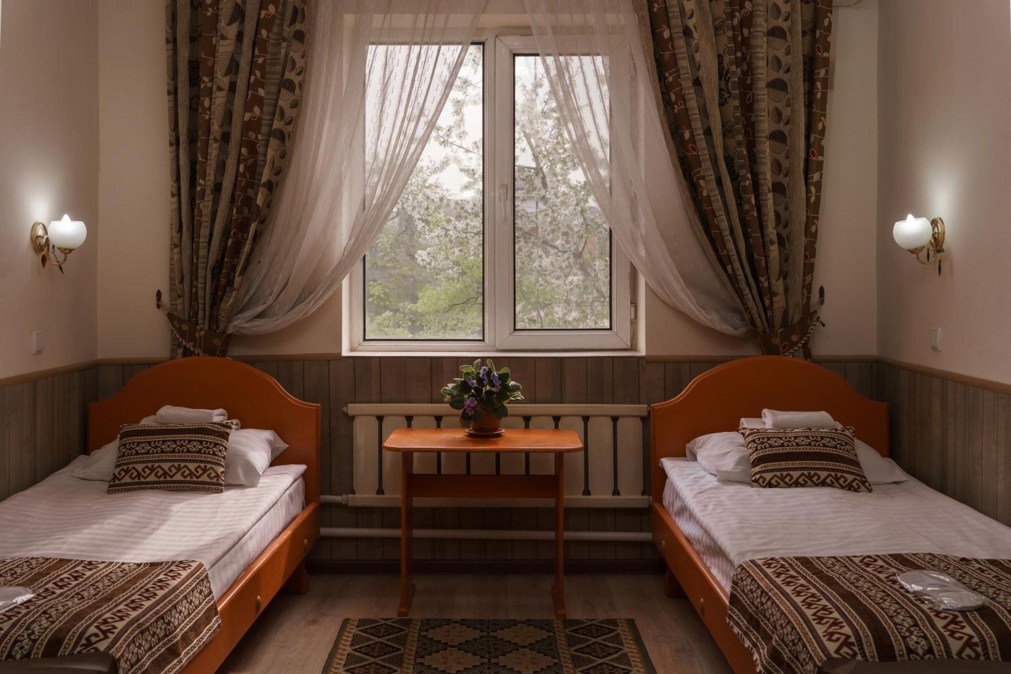 Alpinist Hotel Bishkek Exteriör bild