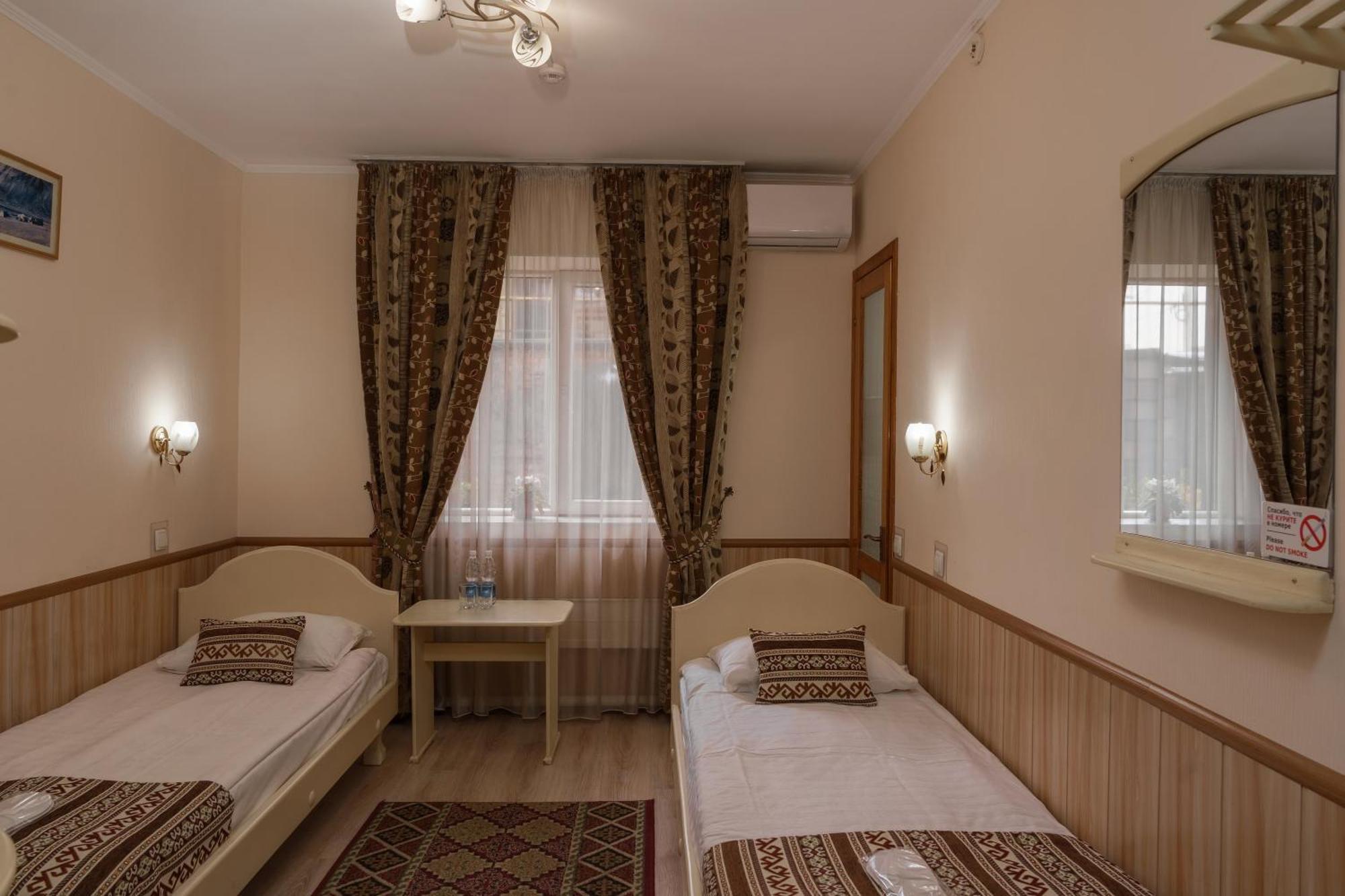 Alpinist Hotel Bishkek Exteriör bild