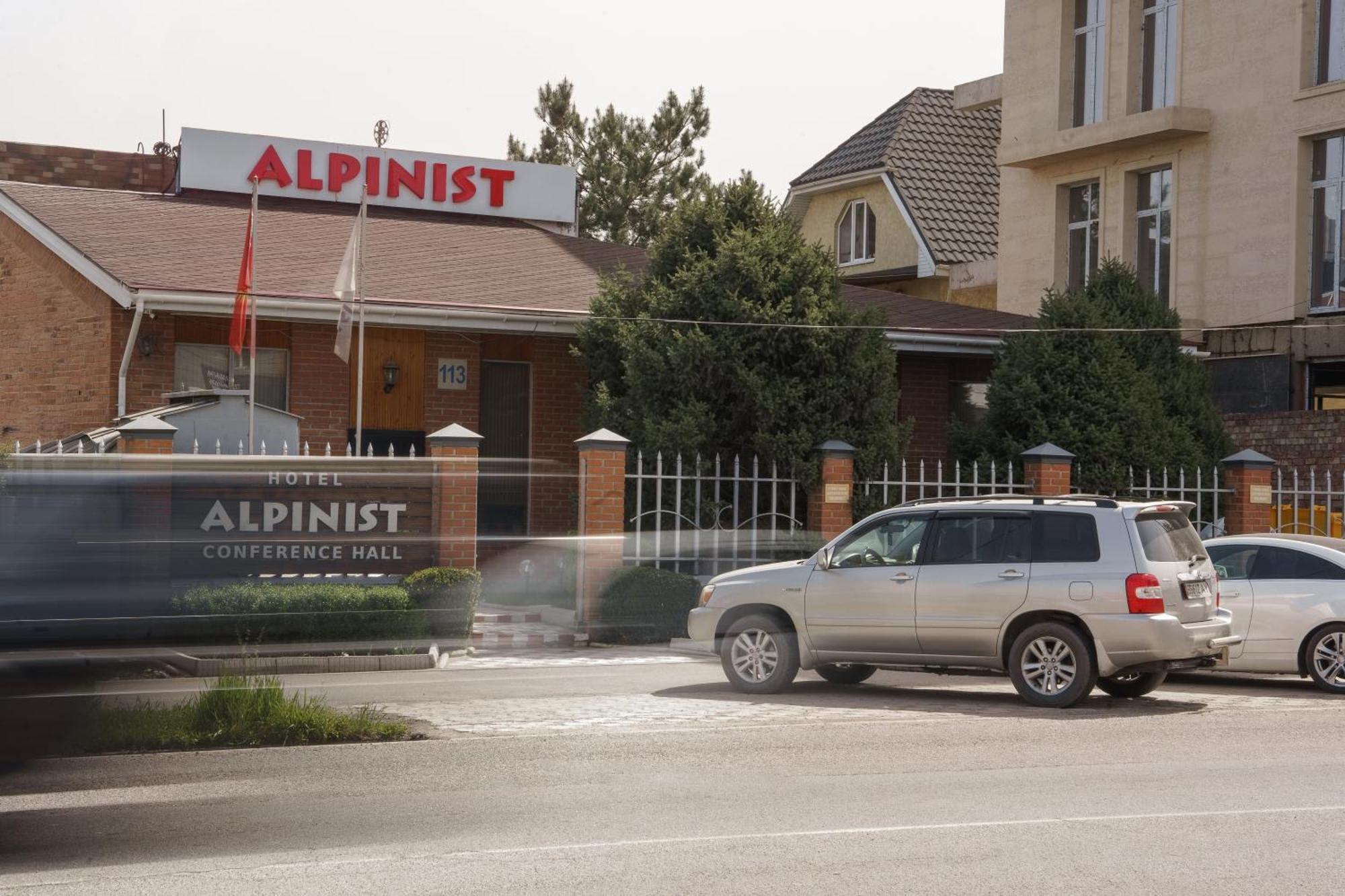 Alpinist Hotel Bishkek Exteriör bild