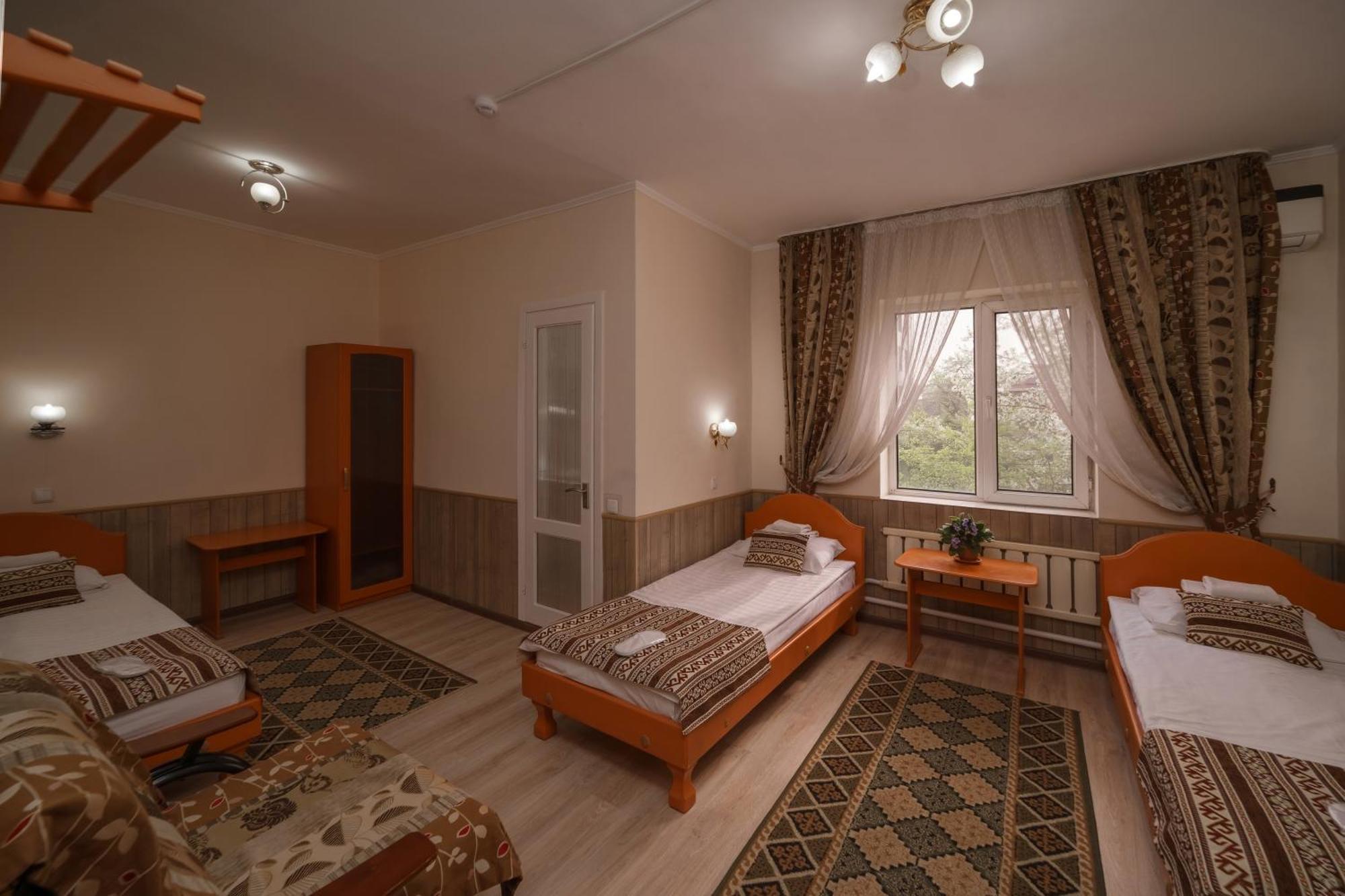 Alpinist Hotel Bishkek Exteriör bild