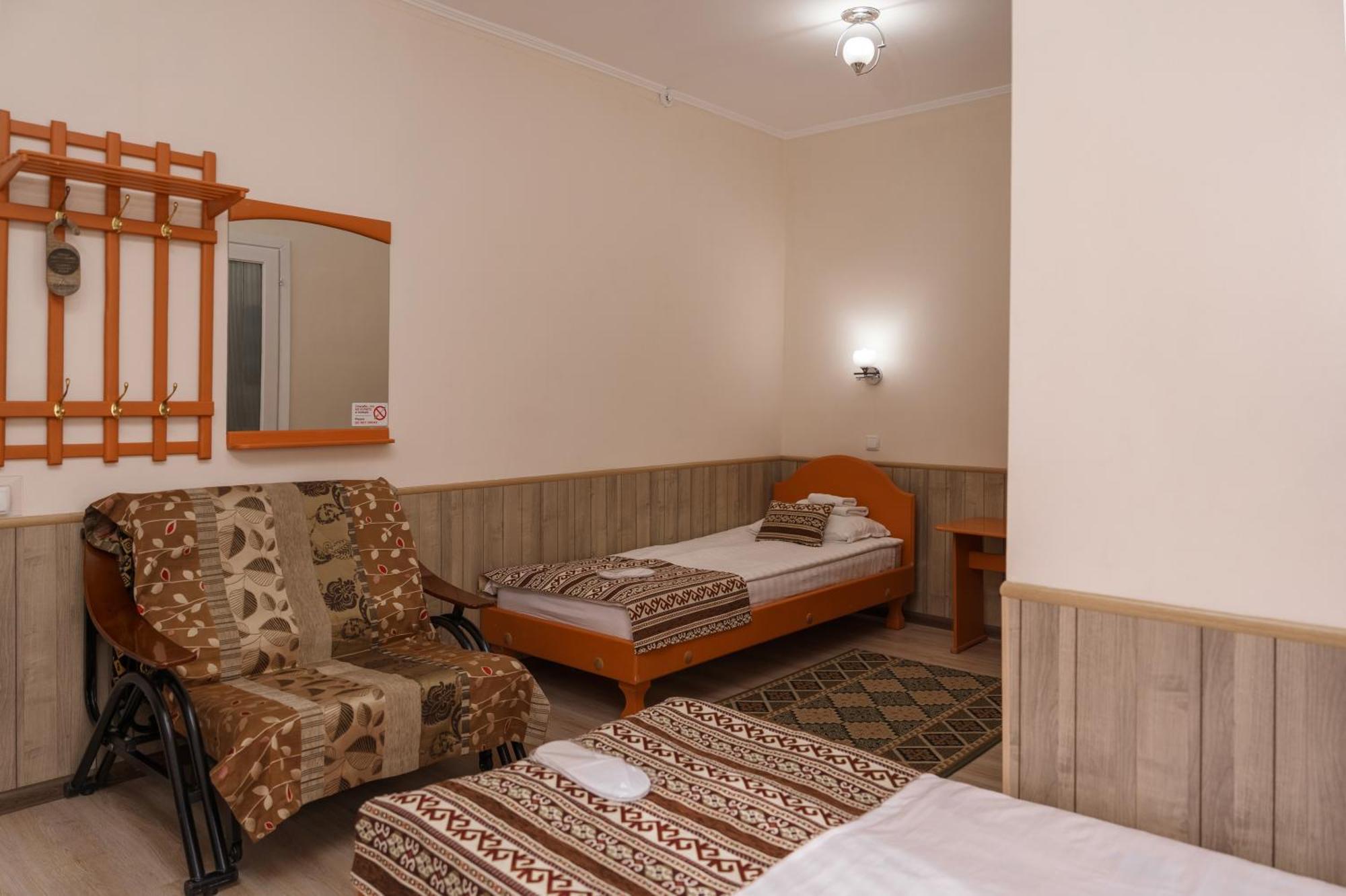 Alpinist Hotel Bishkek Exteriör bild