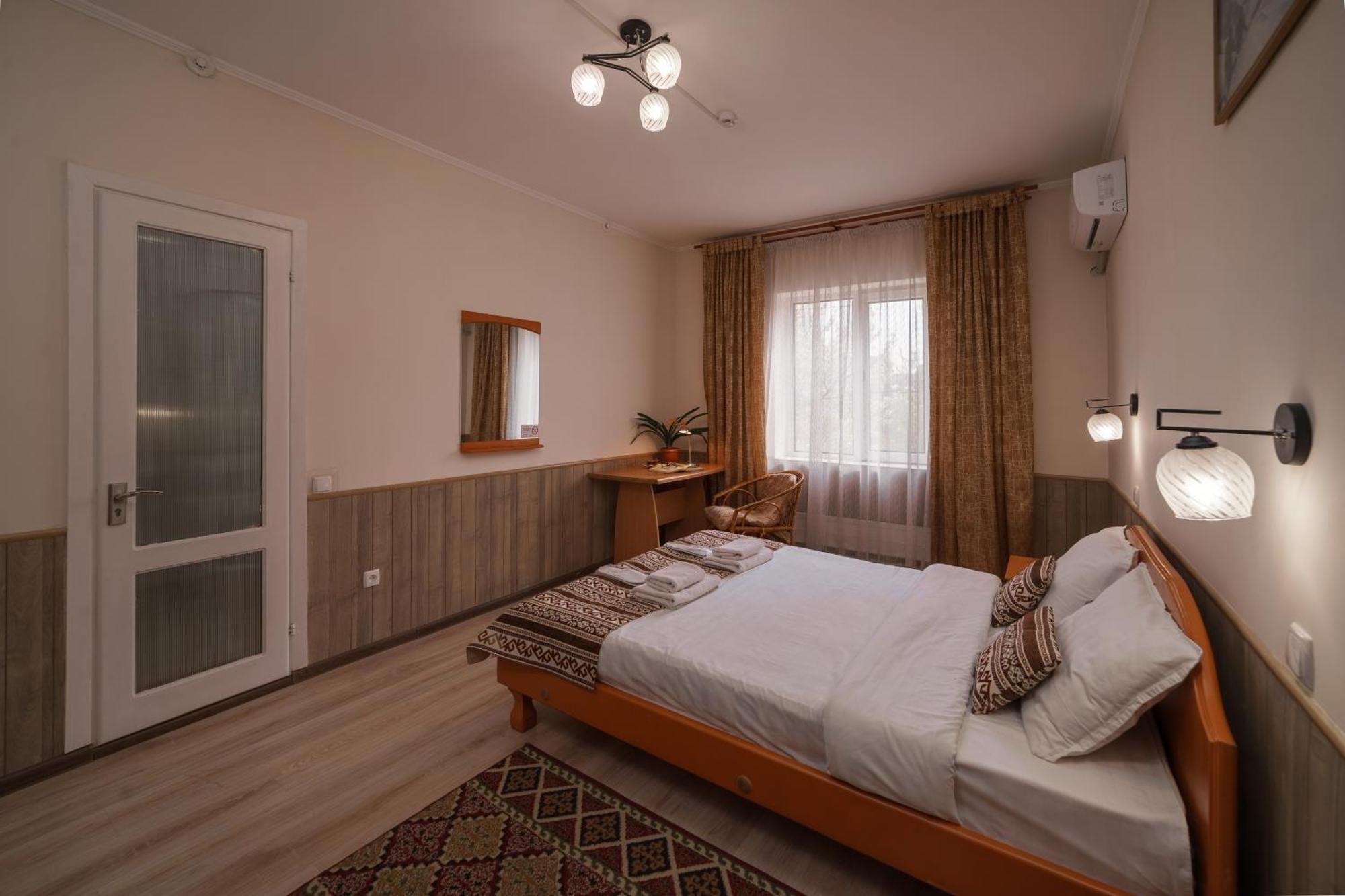 Alpinist Hotel Bishkek Exteriör bild
