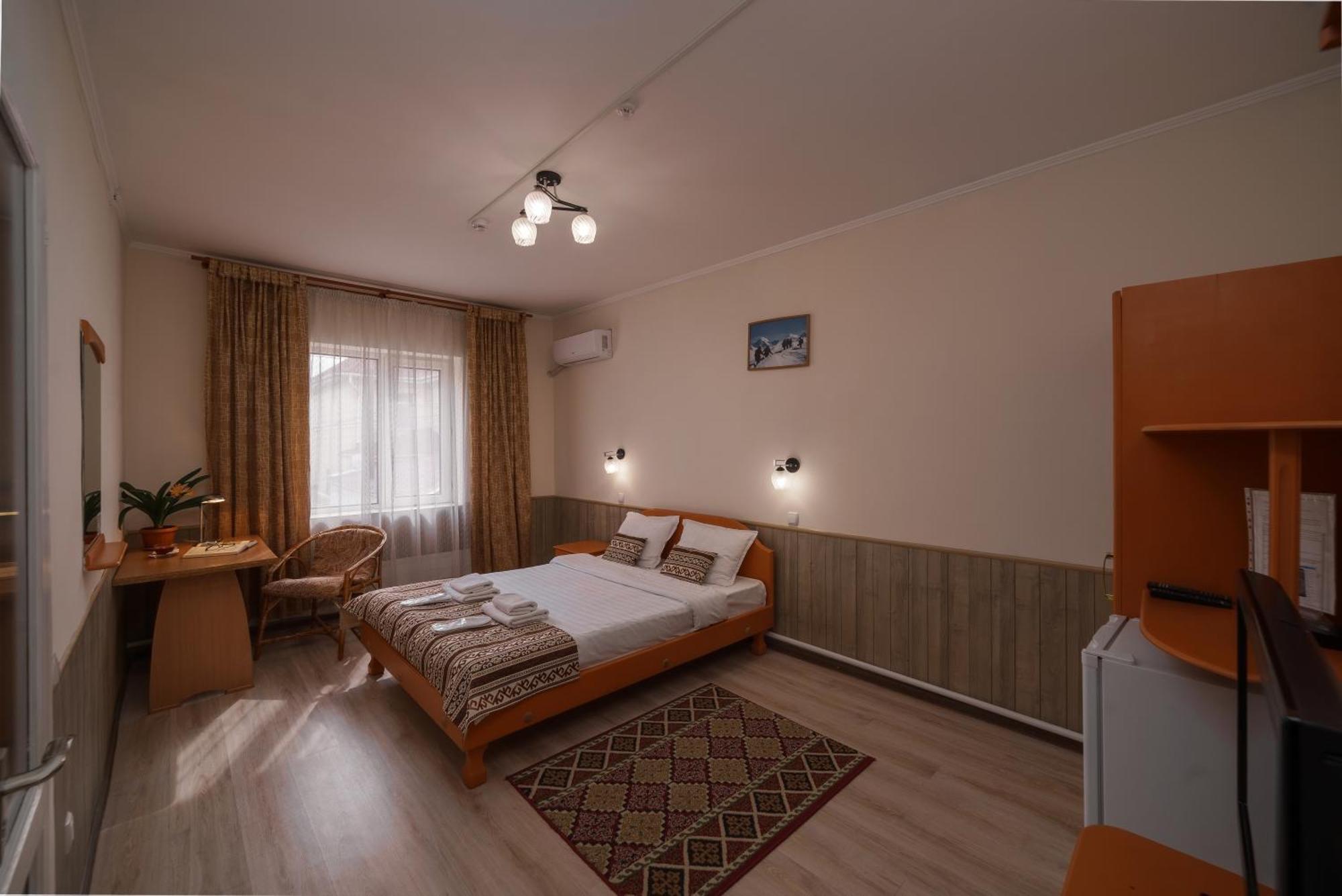 Alpinist Hotel Bishkek Exteriör bild