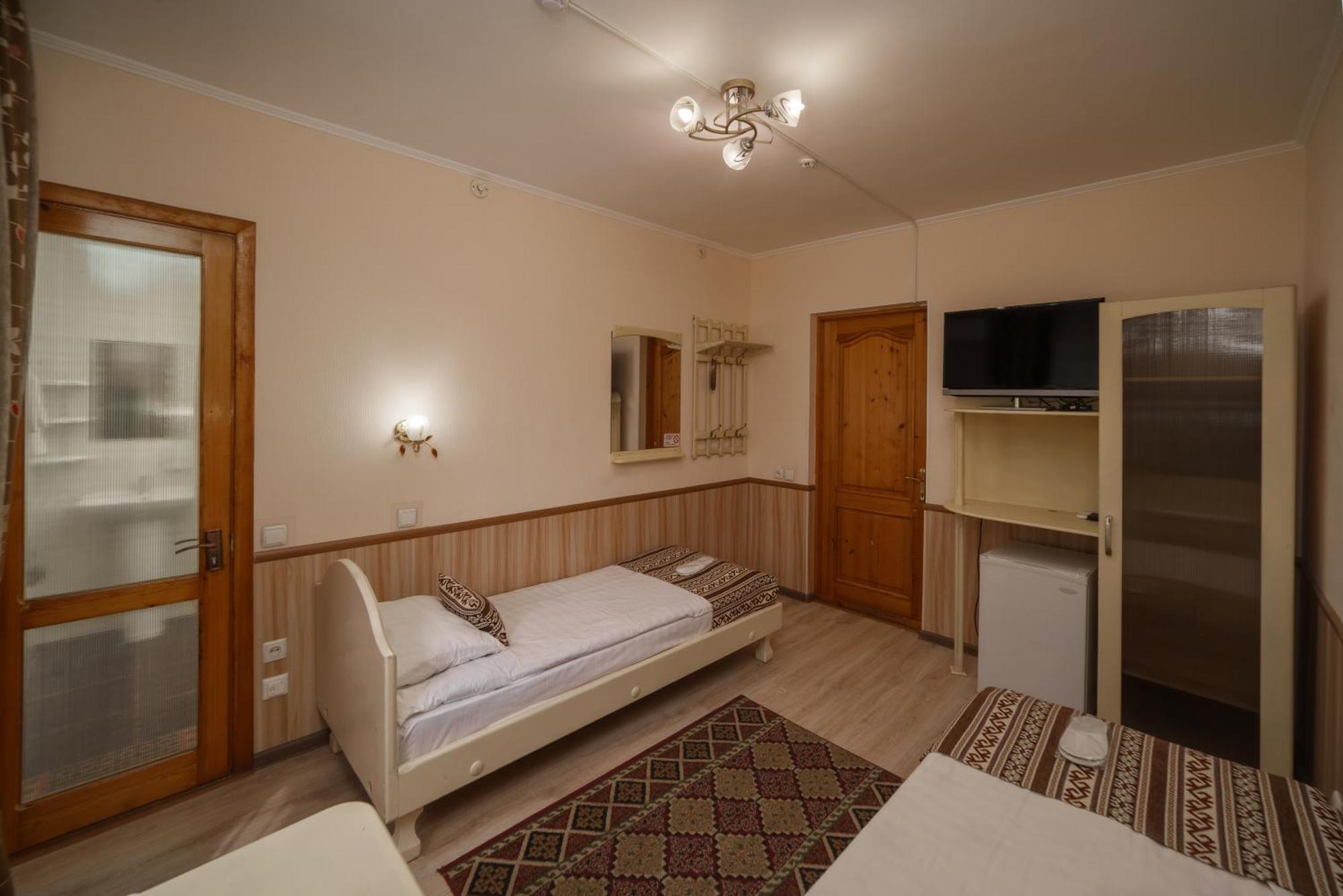 Alpinist Hotel Bishkek Exteriör bild