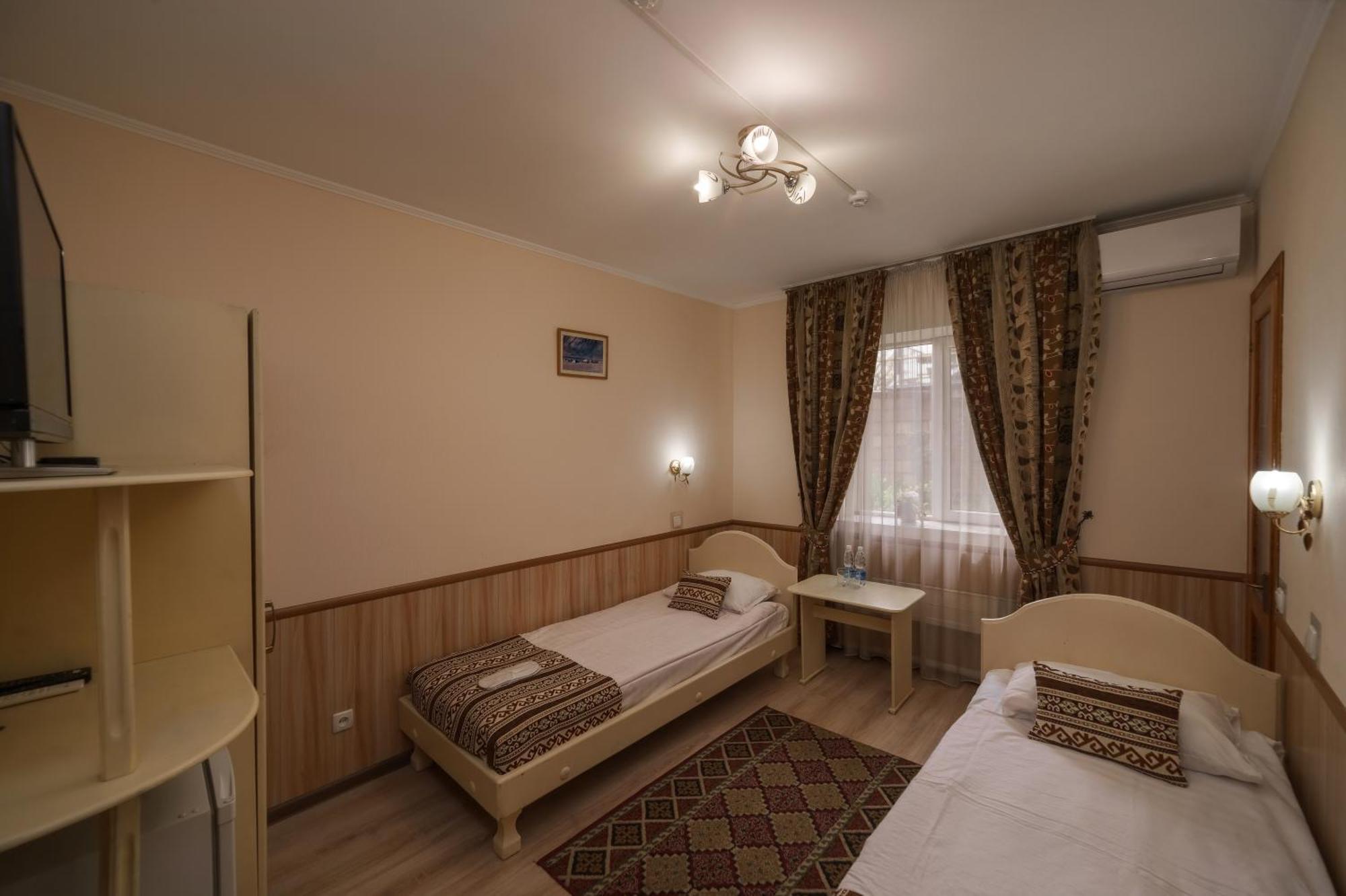 Alpinist Hotel Bishkek Exteriör bild