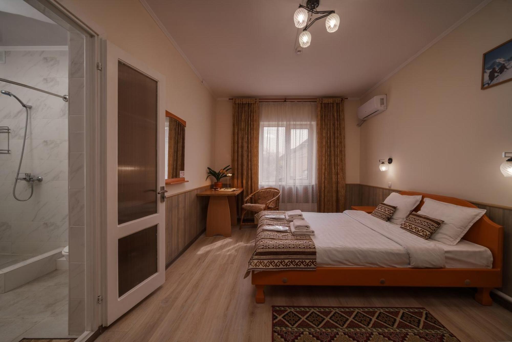 Alpinist Hotel Bishkek Exteriör bild
