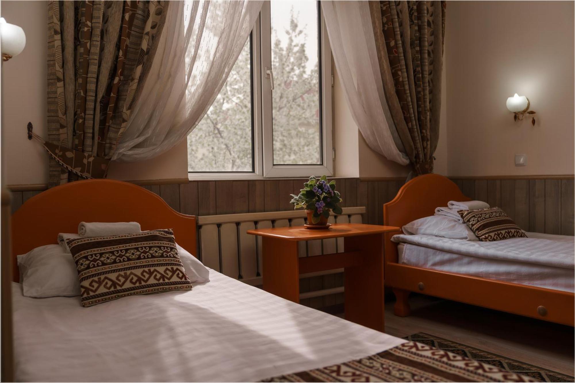 Alpinist Hotel Bishkek Exteriör bild