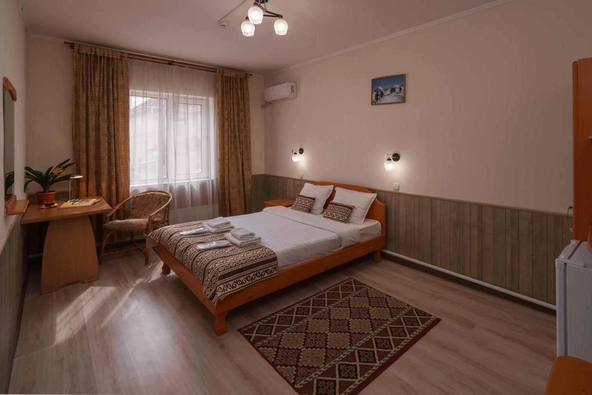 Alpinist Hotel Bishkek Exteriör bild